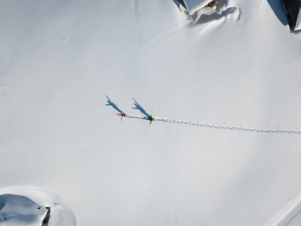 два туриста с поднятыми руками в глубоком снегу сверху - transportation mountain winter couple стоковые фото и изображения