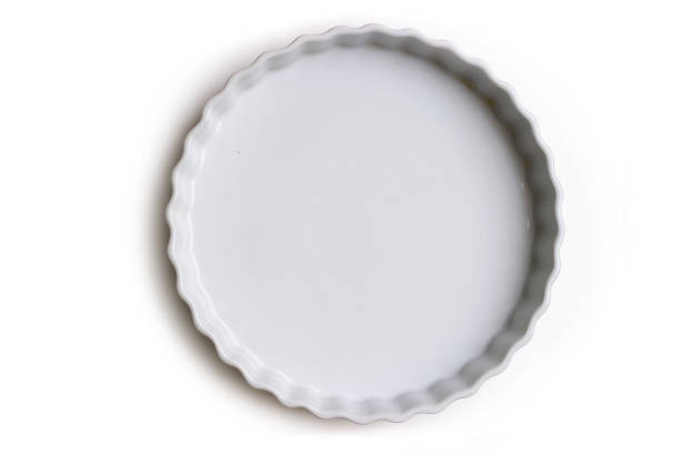 tarta cerámica vacía o plato de pie, sobre fondo blanco; con espacio de copia - tart cake pie isolated fotografías e imágenes de stock