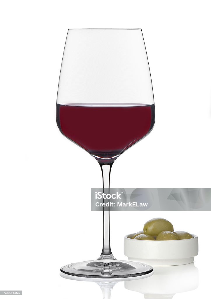 Vino tinto & aceitunas - Foto de stock de Fondo blanco libre de derechos