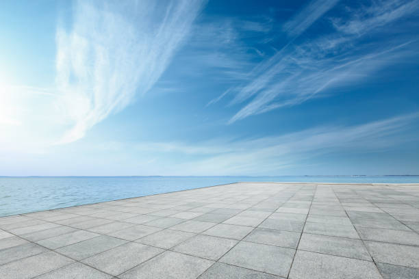 青空の下で正方形の床と海水 - road beach sky cloud ストックフォトと画像