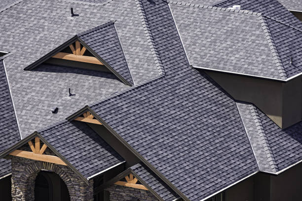 tetto in una suddivisione di nuova costruzione che mostra tegole di asfalto - shingled foto e immagini stock