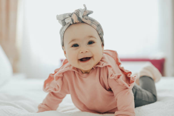 happy bebé - ropa de bebé fotografías e imágenes de stock
