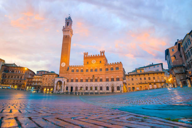 пьяцца-дель-кампо в сиене, италия - torre del mangia стоковые фото и изображения