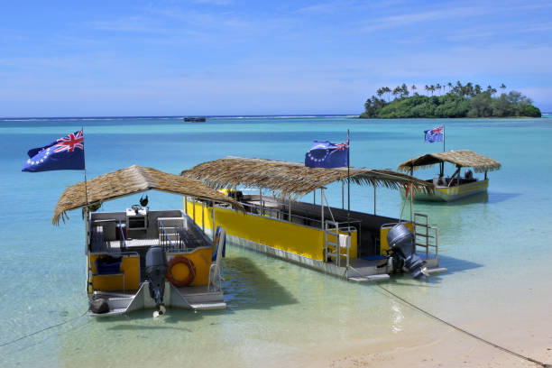 barcos polinesios de la amarradura en la laguna de muri en la isla de cook rarotonga - south pacific ocean island polynesia tropical climate fotografías e imágenes de stock