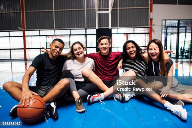 Grupo De Amigos De La Joven Adolescente En Una Cancha De Baloncesto Relajante Retrato Foto de stock y más banco de imágenes de Adolescente