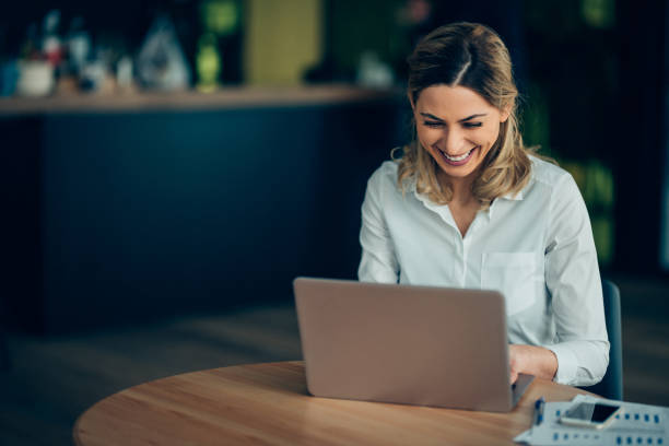 istock Business woman working at a cafe 938340318