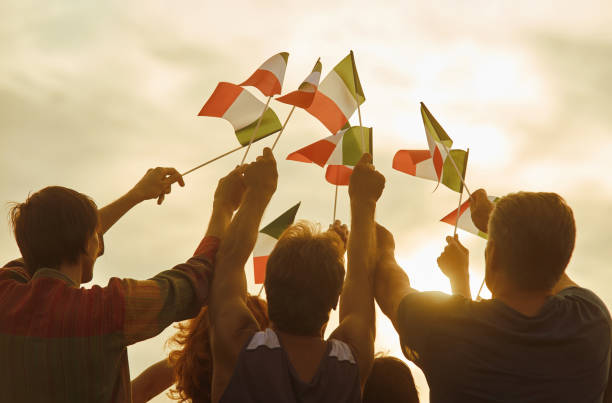 istock Glowing sun on patriotic italian people. 938343014