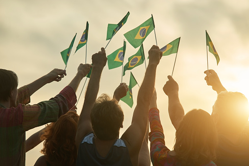 Levanta banderas de Brasil. photo