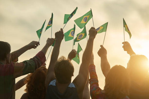 wznoszące się flagi brazylii. - brasil flag zdjęcia i obrazy z banku zdjęć