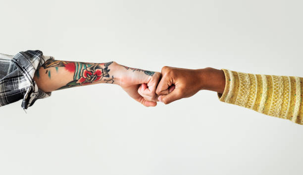 gens cognant leurs poings ensemble - human fist photos et images de collection
