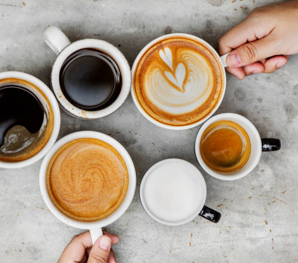 週末にコーヒーを楽しんでいるカップル - cappuccino coffee coffee cup cup ストックフォトと画像