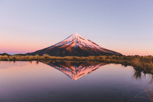 Serenity at Mount Taranaki Perfect reflection of the symmetrical mountain dormant volcano stock pictures, royalty-free photos & images