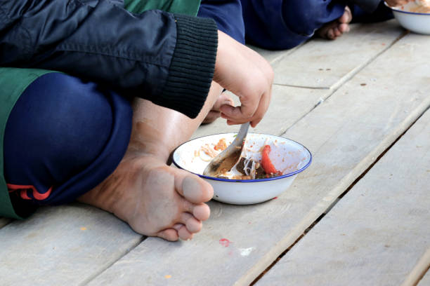 niños almorzando en la escuela asiática sentada en el suelo - malnourished fotografías e imágenes de stock