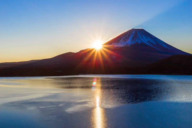 夜明けと本栖湖の富士山 - sunrise ストックフォトと画像