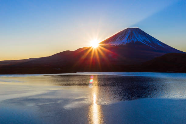 гора фудзи на рассвете и озеро мотосу - twilight fuji mt fuji japan стоковые фото и изображения