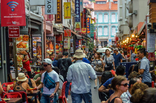 menschen, die einkaufen und essen in chinatown - singapur - stadtviertel chinatown stock-fotos und bilder