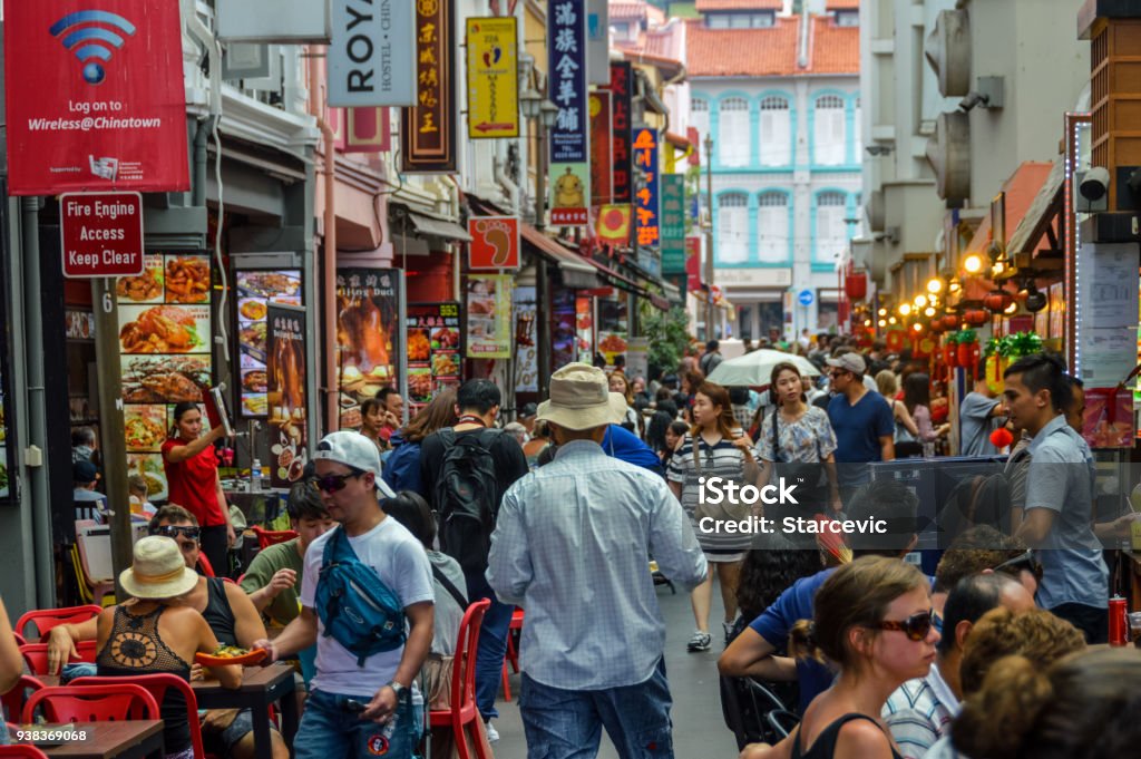 La gente de compras y comer en Chinatown - Singapur - Foto de stock de República de Singapur libre de derechos