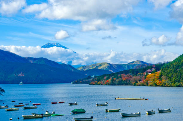 lago ashi e monte fuji ad hakone, - volcano lake blue sky autumn foto e immagini stock