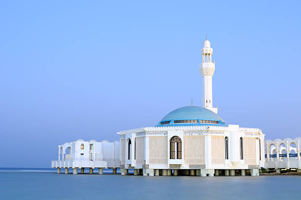 schwimmende moschee am roten meer in jeaddh, saudi-arabien - minarett stock-fotos und bilder