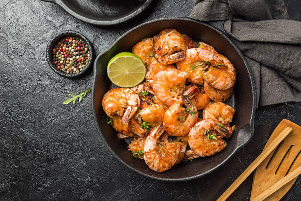 with lemon and thyme in a pan, top - shrimp pan cooking prepared shrimp imagens e fotografias de stock