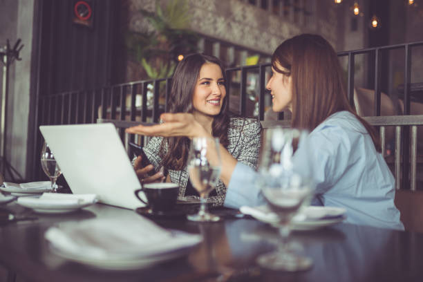 businesswomen no almoço - business meeting business lunch business person - fotografias e filmes do acervo