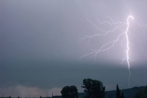 lightning dark blue clouds - on strike imagens e fotografias de stock