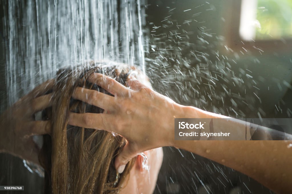 Gros femme méconnaissable lavé ses cheveux sous la douche. - Photo de Douche libre de droits