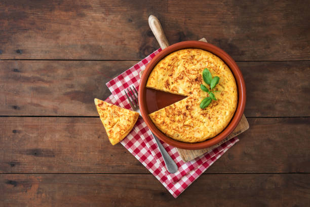 hiszpański omlet ziemniaczany zwany tortilla de patatas na rustykalnej drewnianej fakturze z miejscem na tekst"n - tortilla de patatas zdjęcia i obrazy z banku zdjęć