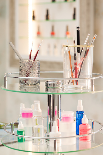 El Conjunto De Pinceles De Maquillaje Profesional Y Herramientas Para Manicura En Envases De Vidrio En La Mesa De Cristal En Salón De Belleza Foto de stock y más banco de imágenes El Conjunto De Pinceles De Maquillaje Profesional Y Herramientas Para Manicura En Envases De Vidrio En La Mesa De Cristal En Salón De Belleza Foto de stock y más banco de imágenes