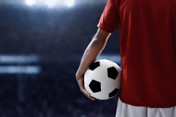 jugador de fútbol con balón de fútbol - back and forwards fotografías e imágenes de stock