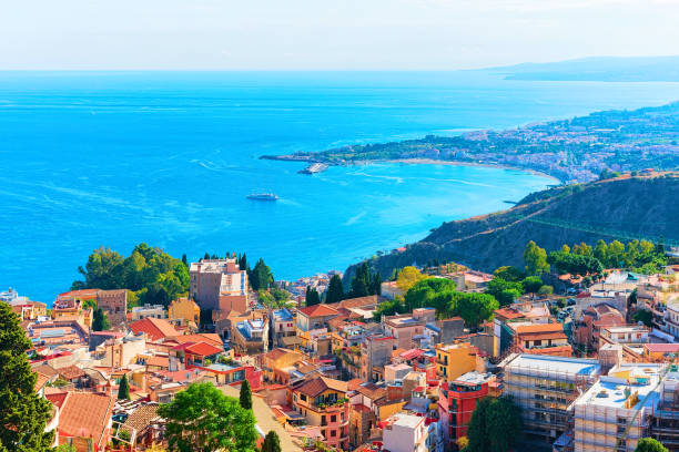 vista da cidade de taormina e mar mediterrâneo da sicília - sicily taormina mt etna italy - fotografias e filmes do acervo