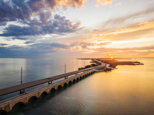 seven mile bridge nelle florida keys - sea to sky highway foto e immagini stock