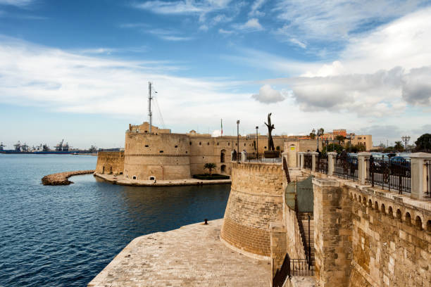 castelo aragonês, a principal atração da cidade italiana de taranto. - editorial italian culture horizontal italy - fotografias e filmes do acervo