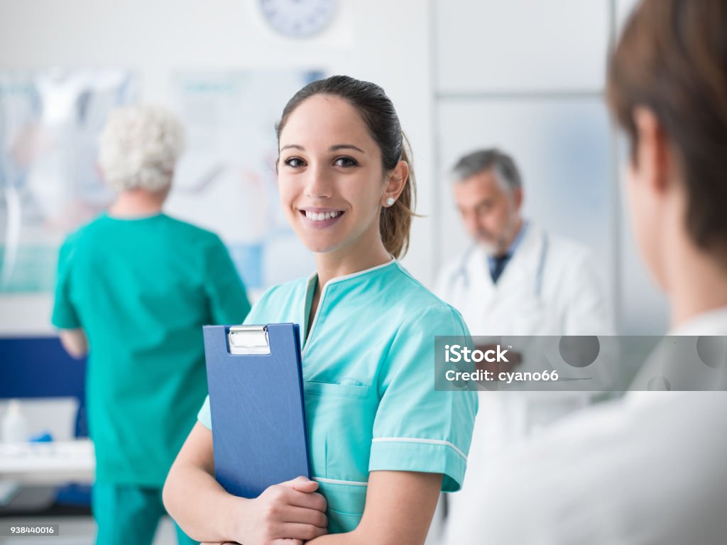 Junge Krankenschwester im Krankenhaus arbeiten - Lizenzfrei Krankenpflegepersonal Stock-Foto