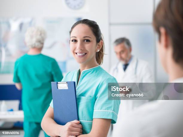 Junge Krankenschwester Im Krankenhaus Arbeiten Stockfoto und mehr Bilder von Krankenpflegepersonal - Krankenpflegepersonal, Arzthelferin, Junger Erwachsener