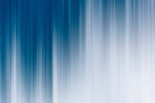白の抽象的な背景にぼやけモーション ブルー - watefall ストックフォトと画像