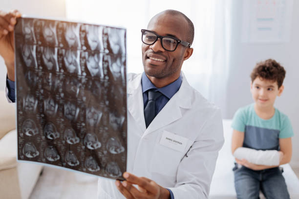 geconcentreerd mannelijke arts studeren jongens radiografie - neurology child stockfoto's en -beelden