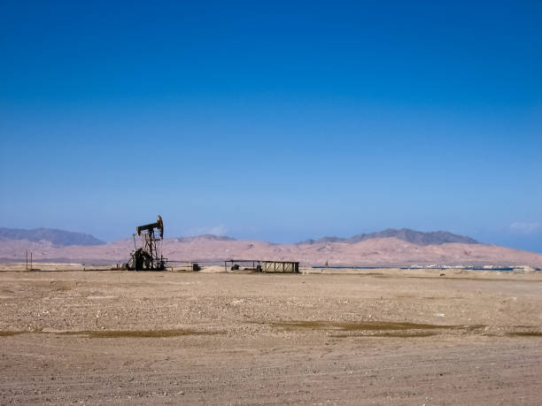 nickend esel strahl pumpe - gulf of suez stock-fotos und bilder