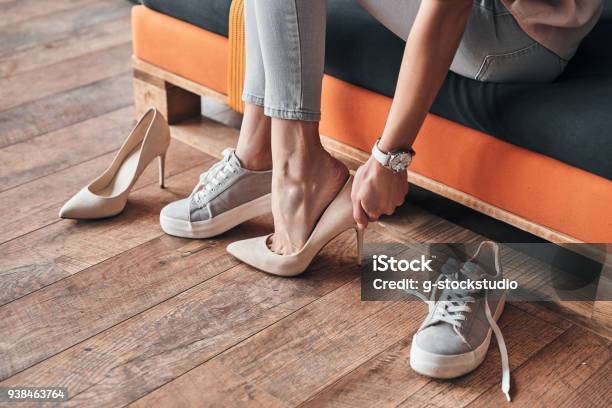 Sitzt Perfekt Stockfoto und mehr Bilder von Schuhwerk - Schuhwerk, Frauen, Eine Frau allein