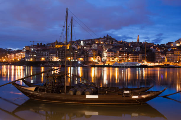 город порту ночью в португалии - porto built structure commercial dock port wine стоковые фото и изображения