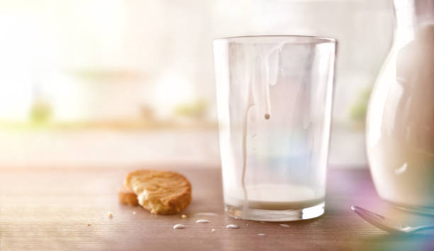 szklanka mleka na śniadanie gotowy do picia w białej kuchni - breakfast bread table drop zdjęcia i obrazy z banku zdjęć