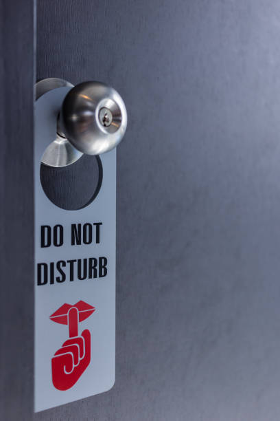 istock Label-Do not disturb, hanging in front of the room. 938471852