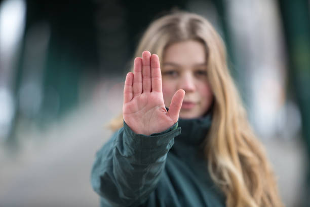 kobieta robiąca gest stop - stop gesture zdjęcia i obrazy z banku zdjęć