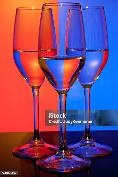 Foto de Três Copos De Vinho Na Frente De Laranja E Azul Fundo e mais fotos de stock de Abstrato