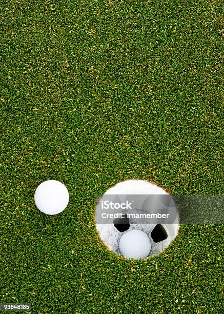 Golfball Dentro Do Orifício Grande E Um Golfball Próximo Buraco - Fotografias de stock e mais imagens de Ao Ar Livre