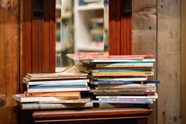 brocante livres sur l’affichage pour la vente au marché de camden - titre de livre photos et images de collection