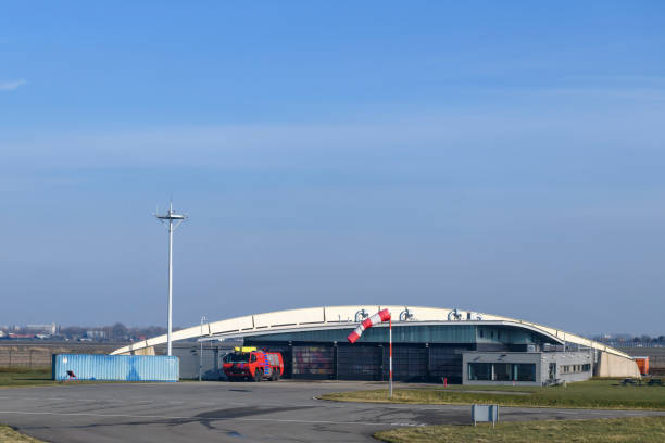 straż pożarna lotniska z wóz strażacki lotniska - air vehicle airport fire department accident zdjęcia i obrazy z banku zdjęć