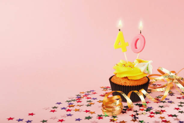 cupcake del 40 ° compleanno con candela e spruzzi - ribbon nobody cupcake celebration foto e immagini stock