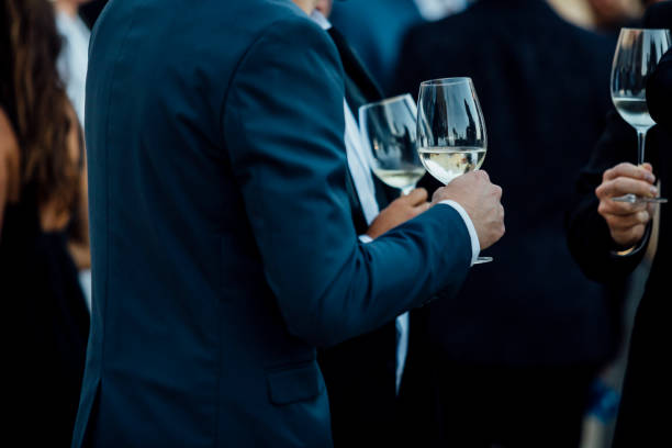 pareja de hombre con una copa de vino en evento social con elegante tela. - formal fotografías e imágenes de stock