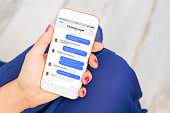 frau-sms-mit-freund-auf-dem-handy.jpg?b=1&s=170x170&k=20&c=FkzLCGxo7n4ZVJfT23y1V0Hs7TiLn3T4LKX-15bHauM=